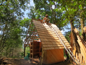 Building the first roof in Costa RIca made of natural wood shingles.
